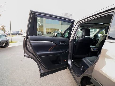 Used 2017 Toyota Highlander Limited image 39