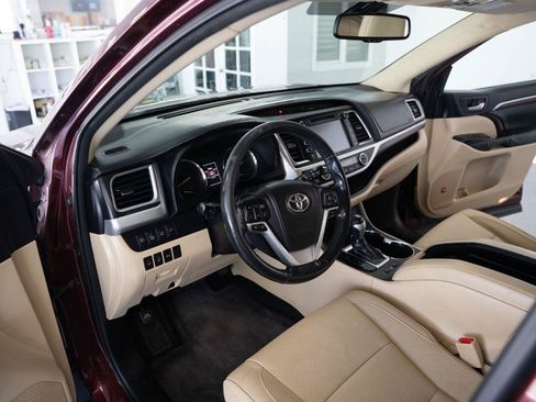 Used 2015 Toyota Highlander Limited Platinum AWD/4WD image 11