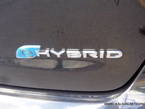 Used 2021 Chrysler Pacifica Touring-L FWD image 6