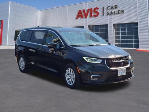 Used 2025 Chrysler Pacifica Select FWD image 3