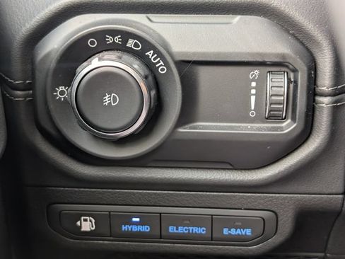 Used 2025 Jeep Wrangler Unlimited Sahara AWD/4WD image 21