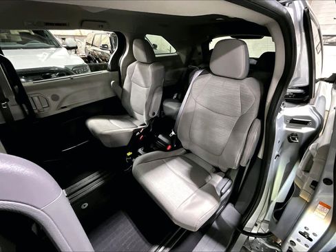 Certified 2022 Toyota Sienna LE image 20