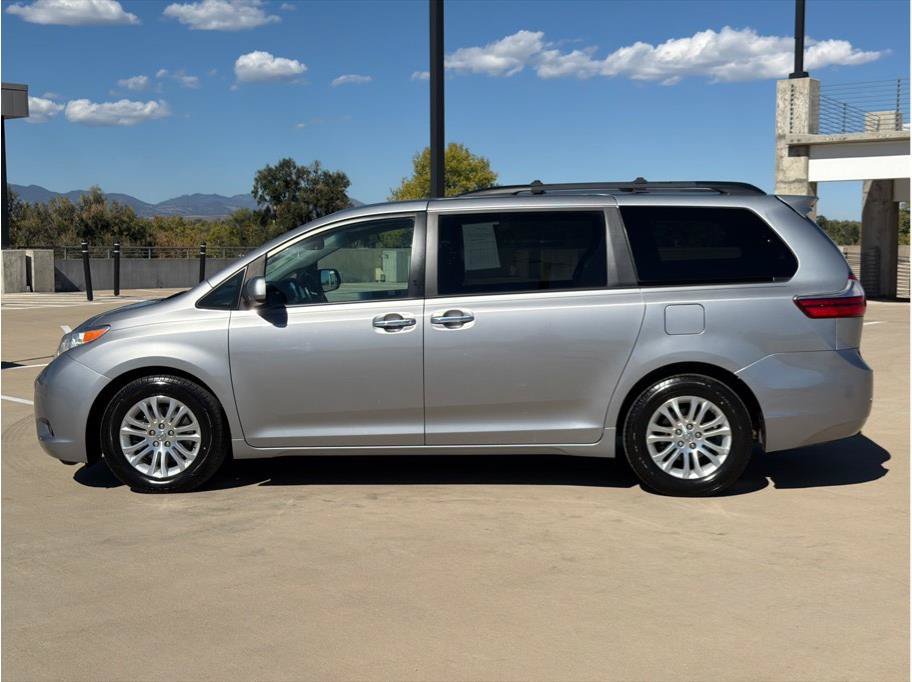 Used 2017 Toyota Sienna XLE w/ XLE Navigation Package FWD image 4