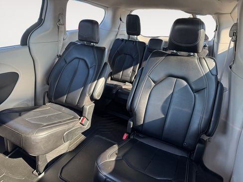 Used 2023 Chrysler Pacifica Touring-L FWD image 17