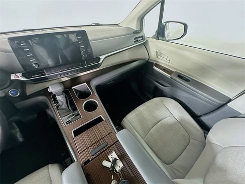 Used 2024 Toyota Sienna LE image 11