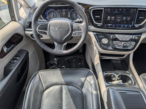 Used 2023 Chrysler Pacifica Limited FWD image 30