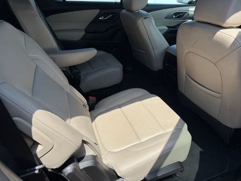 Used 2022 Chevrolet Traverse LT w/ LT Premium Package FWD image 18