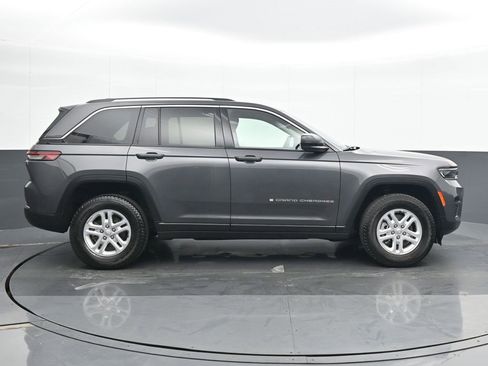 Used 2024 Jeep Grand Cherokee Laredo image 7
