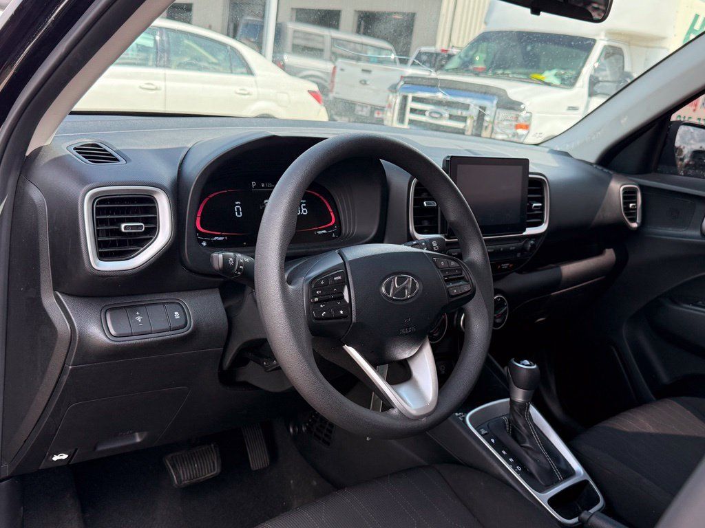Used 2025 Hyundai Venue SE FWD image 4