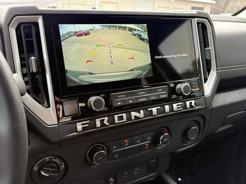 Used 2025 Nissan Frontier SV image 8
