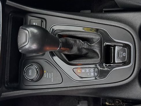 Used 2019 Jeep Cherokee Limited AWD/4WD image 12