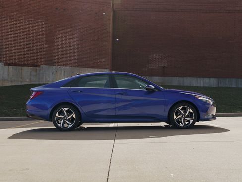 Used 2023 Hyundai Elantra Limited image 3