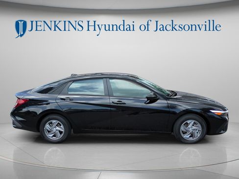 New 2025 Hyundai Elantra SE FWD image 2