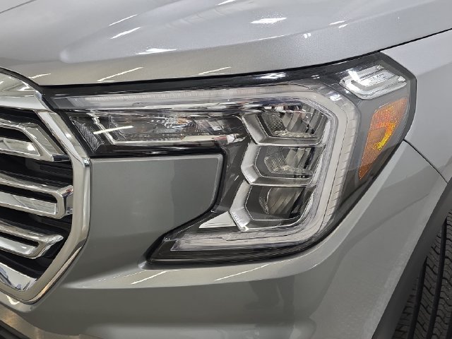 Used 2023 GMC Terrain SLT w/ LPO, Floor Liner Package AWD/4WD image 28
