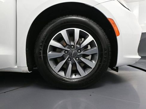 Used 2023 Chrysler Pacifica Touring-L image 15