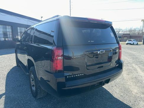 Used 2017 Chevrolet Suburban LT image 3