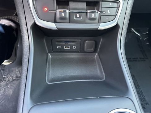 Used 2024 GMC Terrain SLT image 28