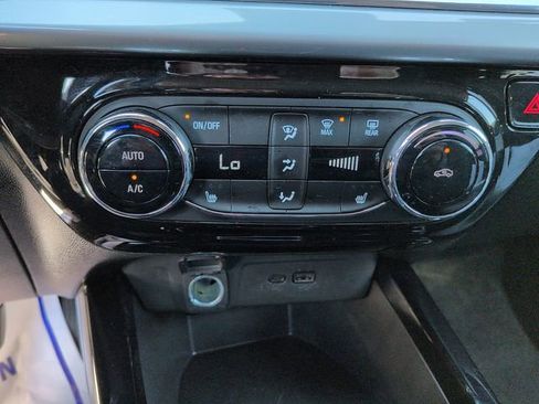 Used 2025 Chevrolet Trax LT w/ LT Convenience Package image 38