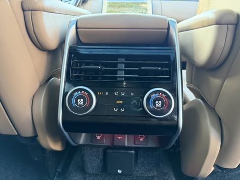 Used 2024 Land Rover Range Rover Long Wheelbase SE image 25