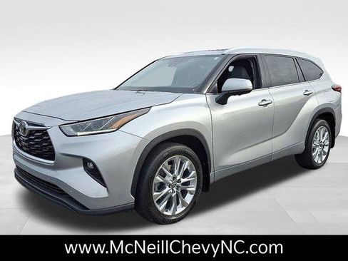 Used 2023 Toyota Highlander L image 3