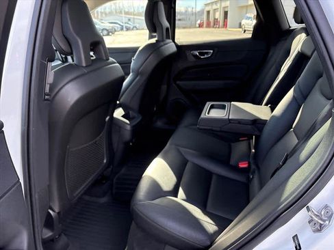 Used 2018 Volvo XC60 T6 Momentum w/ Convenience Package image 10