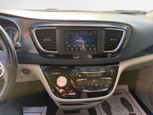 Used 2020 Chrysler Pacifica Touring-L w/ Tire & Wheel Group image 21