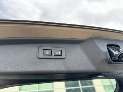 Used 2025 Subaru Outback Premium w/ Popular Package #1A AWD/4WD image 32