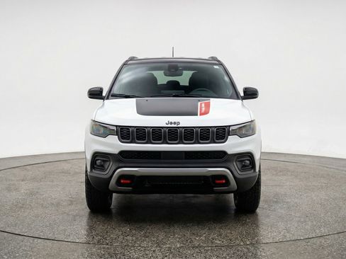 Used 2025 Jeep Compass Trailhawk image 2