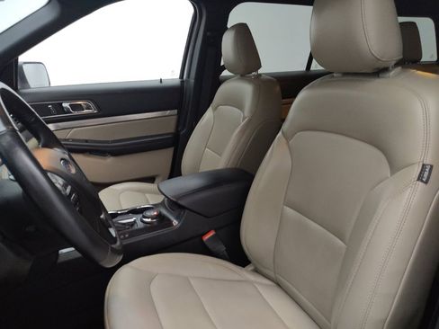 Used 2019 Ford Explorer XLT w/ Equipment Group 202A AWD/4WD image 17