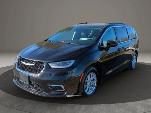 Used 2022 Chrysler Pacifica Touring-L FWD image 1