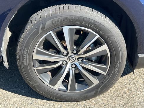 Used 2021 Toyota Venza LE AWD/4WD image 18