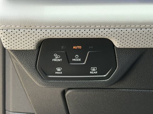 Used 2024 Volkswagen Atlas Peak Edition SE AWD/4WD image 22