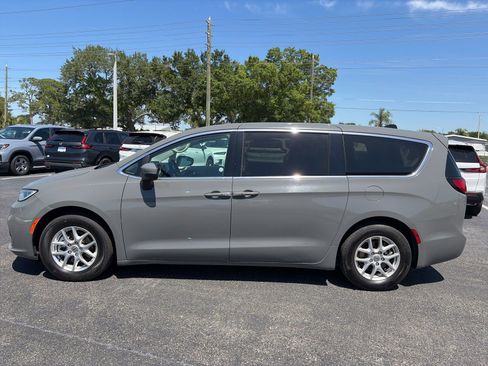 Used 2023 Chrysler Pacifica Touring-L image 4