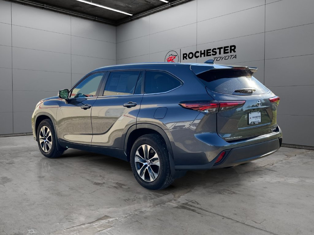 Used 2024 Toyota Highlander XLE AWD/4WD image 3