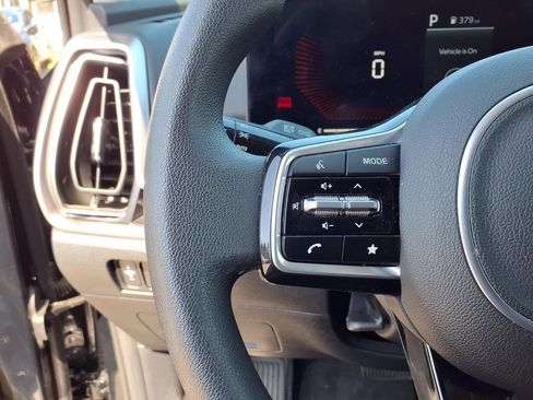 Used 2025 Kia Sorento LX image 16
