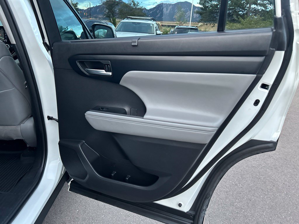 Used 2020 Toyota Highlander XLE AWD/4WD image 14