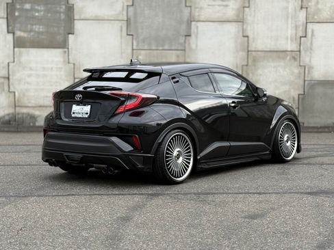 Used 2019 Toyota C-HR Limited FWD image 3