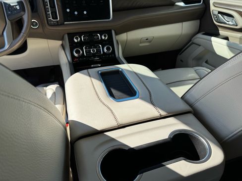 Used 2022 GMC Yukon XL Denali w/ Advanced Technology Package AWD/4WD image 16
