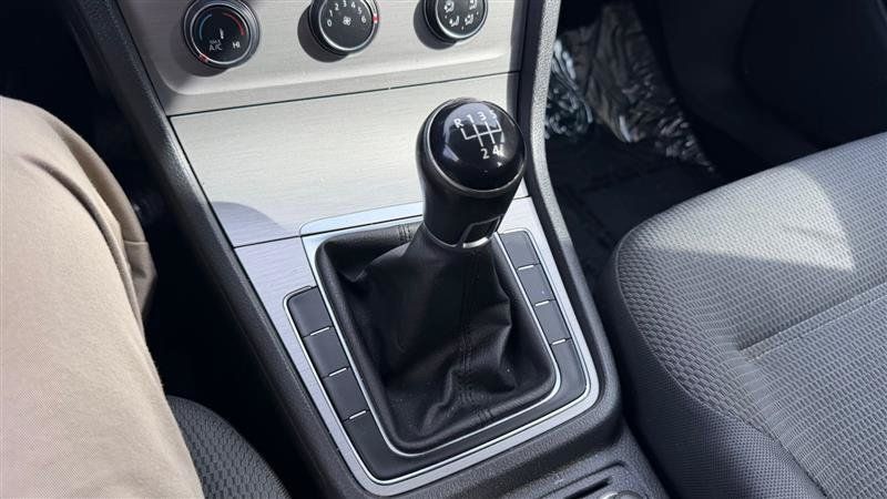 Used 2016 Volkswagen Golf S FWD image 28