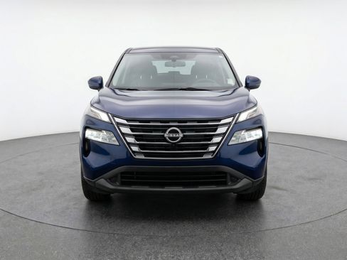 Used 2025 Nissan Rogue SV image 2