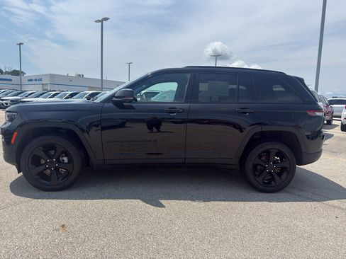 Used 2024 Jeep Grand Cherokee Limited w/ Luxury Tech Group II AWD/4WD image 6