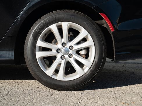 Used 2015 Chrysler 200 Limited w/ Convenience Group image 9