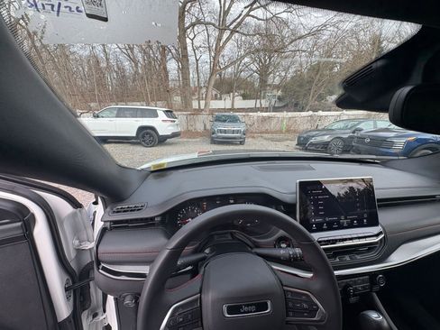 Used 2025 Jeep Compass Trailhawk image 31