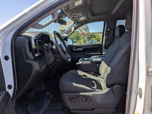 Used 2023 Chevrolet Silverado 1500 LT w/ Z71 Off-Road Package AWD/4WD image 15