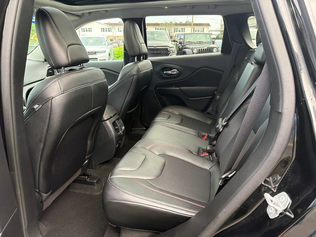 Used 2022 Jeep Cherokee Trailhawk w/ Sun, Sound & Nav Group AWD/4WD image 38