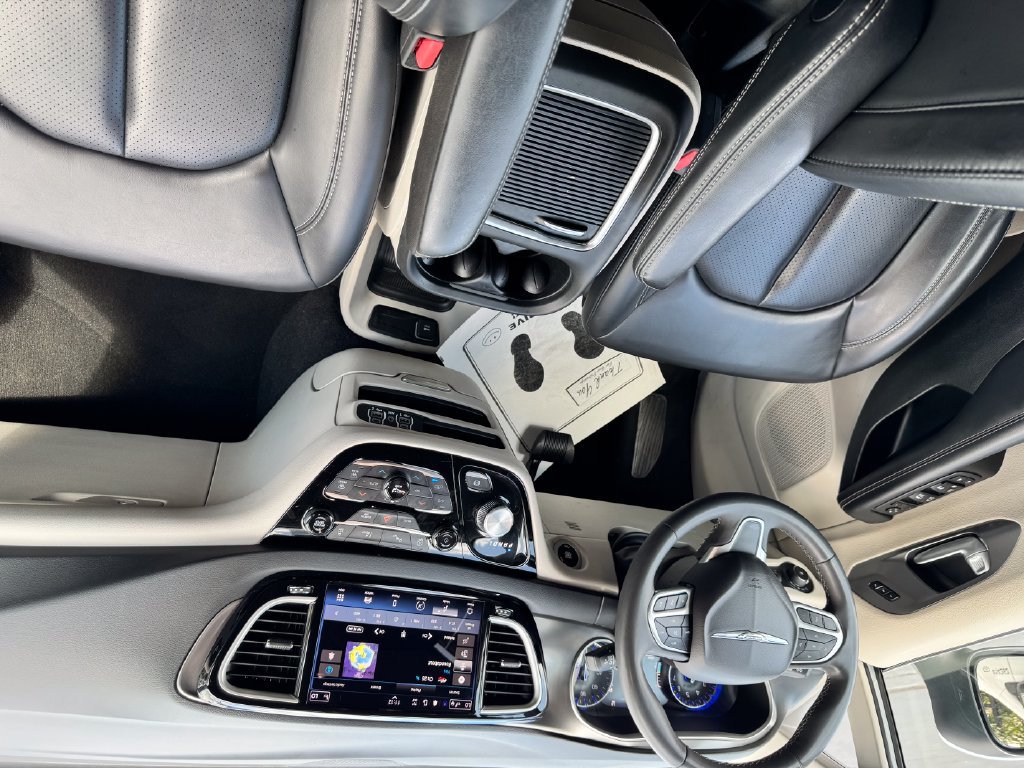 Used 2023 Chrysler Pacifica Touring-L FWD image 12
