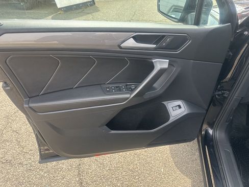 Used 2022 Volkswagen Tiguan SE w/ Panoramic Sunroof Package image 11