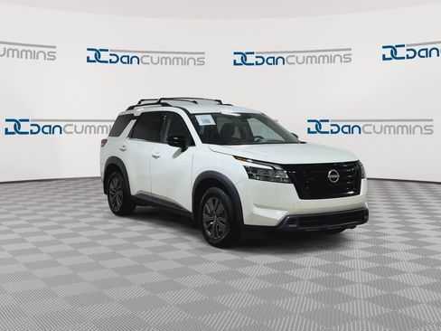 Used 2022 Nissan Pathfinder SV AWD/4WD image 3
