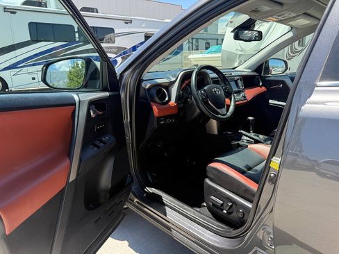 Used 2014 Toyota RAV4 Limited w/ Technology Package FWD image 15
