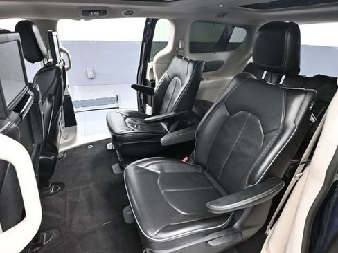 Used 2018 Chrysler Pacifica Limited w/ Advanced Safetytec Group FWD image 36